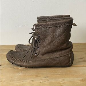 Manitobah mukluks Brown Leather moccasin Boots ankle size women 7